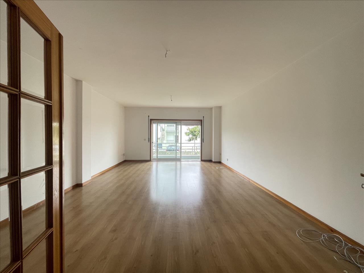 Oportunidade Apartamento T2 com Logradouro em Vila Nova de Gaia - Image 7