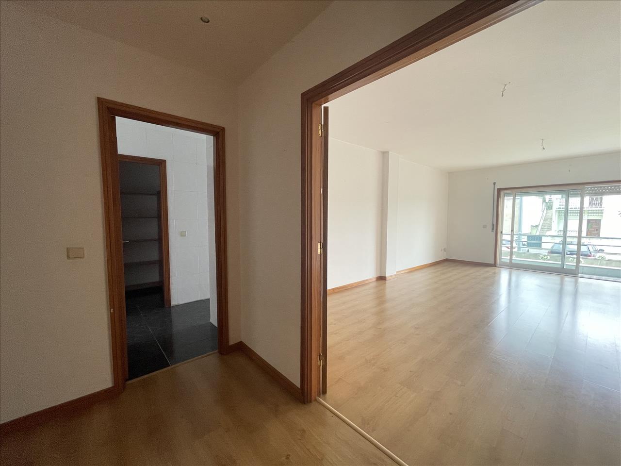 Oportunidade Apartamento T2 com Logradouro em Vila Nova de Gaia - Image 2