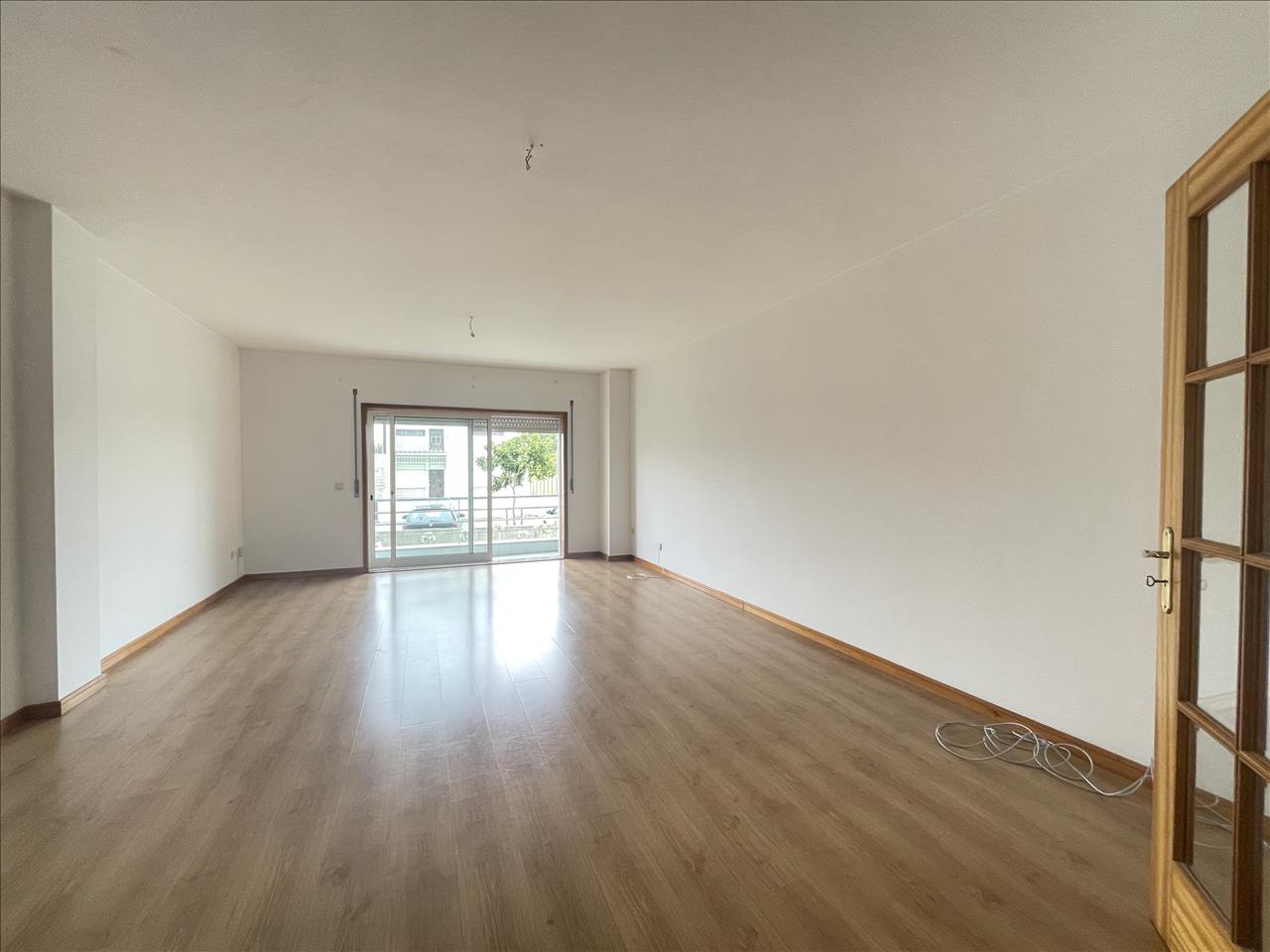 Oportunidade Apartamento T2 com Logradouro em Vila Nova de Gaia - Image 9