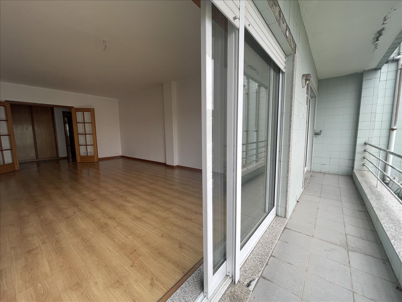 Oportunidade Apartamento T2 com Logradouro em Vila Nova de Gaia - Image 11
