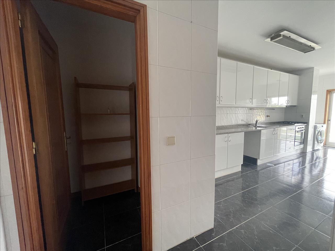 Oportunidade Apartamento T2 com Logradouro em Vila Nova de Gaia - Image 10