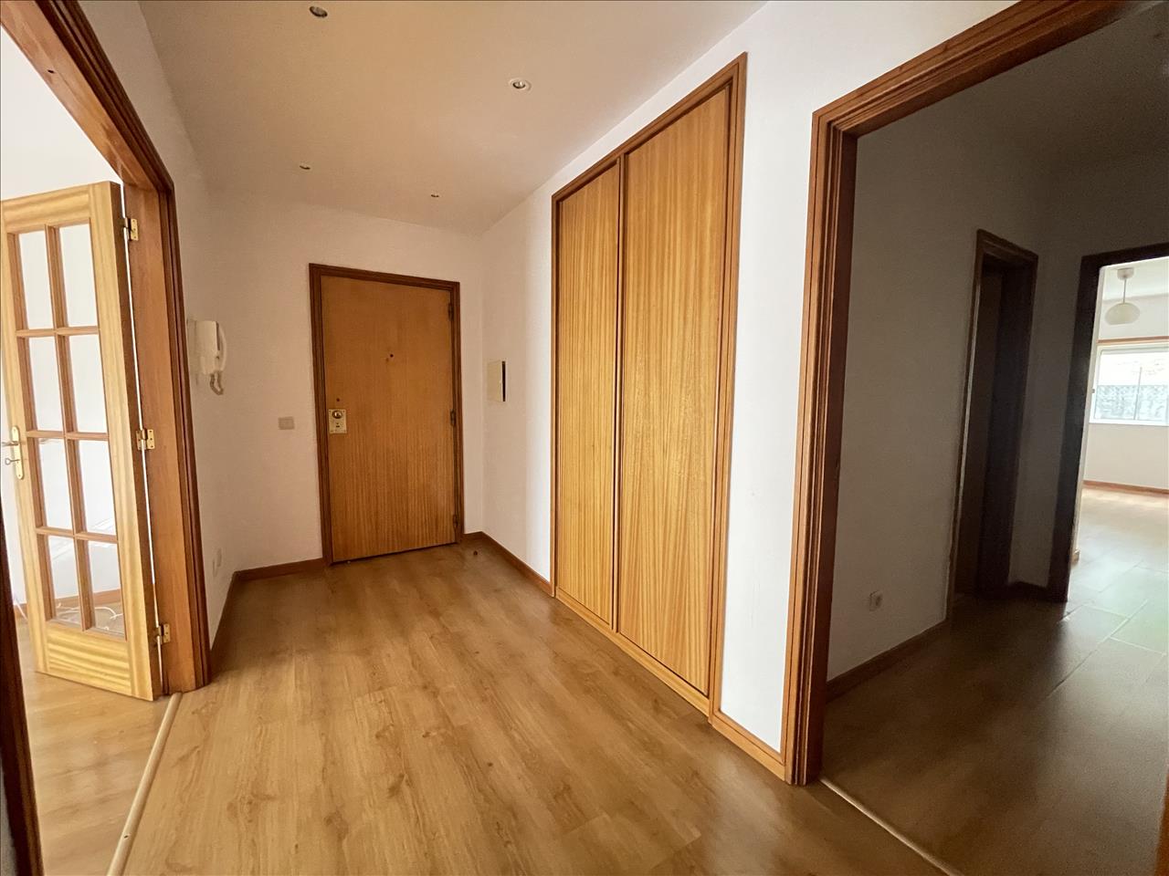 Oportunidade Apartamento T2 com Logradouro em Vila Nova de Gaia - Image 5