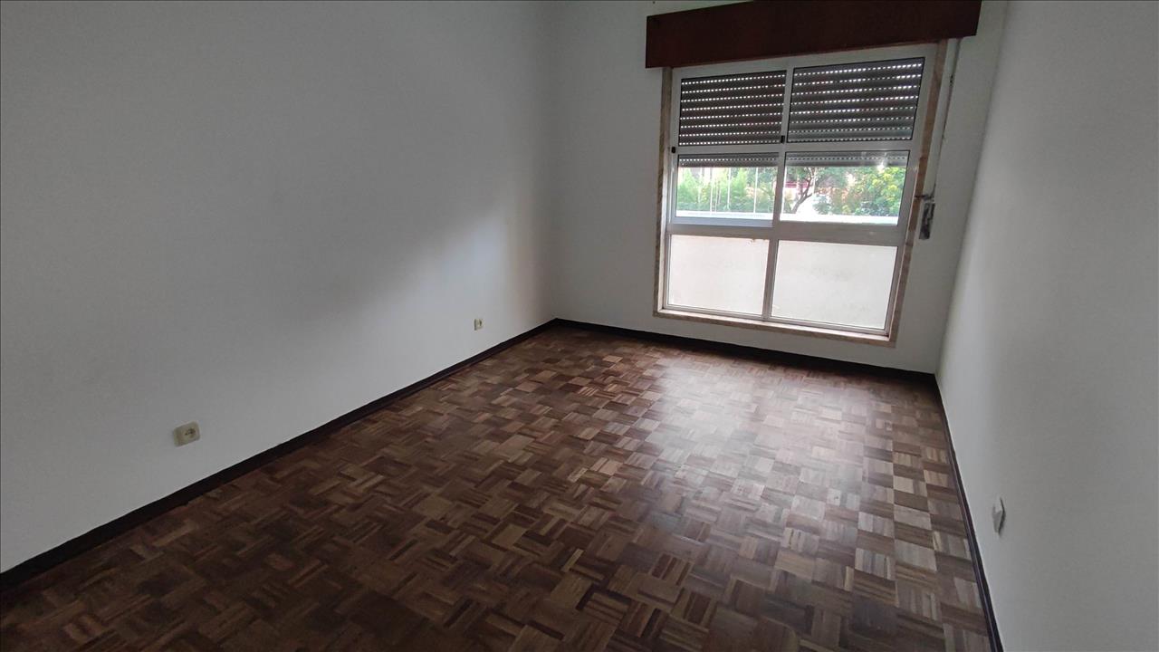 Apartamento T2 em Algueirão-Mem Martins com Elevador e Varanda - Image 11