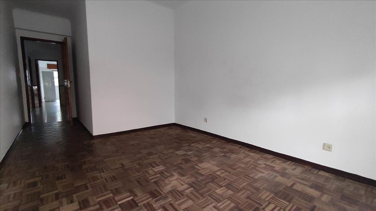 Apartamento T2 em Algueirão-Mem Martins com Elevador e Varanda - Image 12