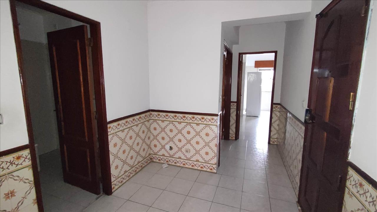 Apartamento T2 em Algueirão-Mem Martins com Elevador e Varanda - Image 4