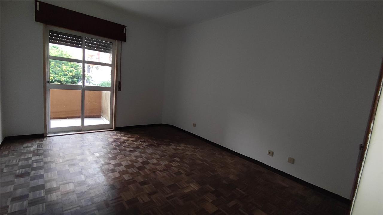 Apartamento T2 em Algueirão-Mem Martins com Elevador e Varanda - Image 13
