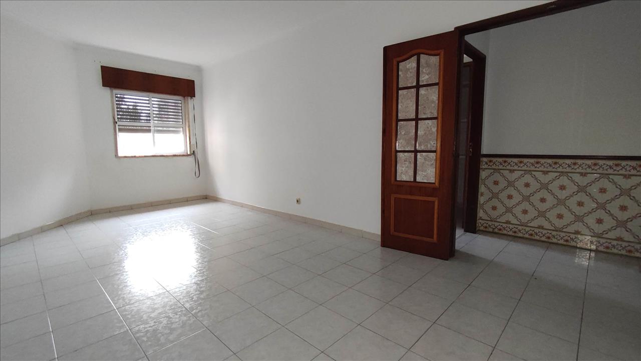 Apartamento T2 em Algueirão-Mem Martins com Elevador e Varanda - Image 5