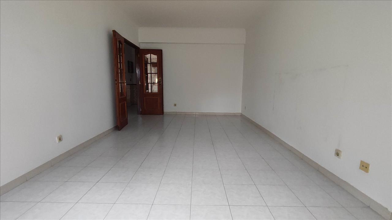 Apartamento T2 em Algueirão-Mem Martins com Elevador e Varanda - Image 6