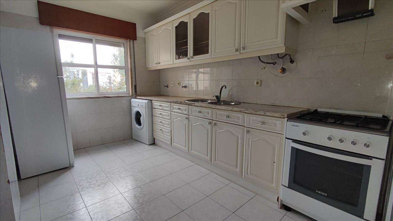 Apartamento T2 em Algueirão-Mem Martins com Elevador e Varanda - Image 8