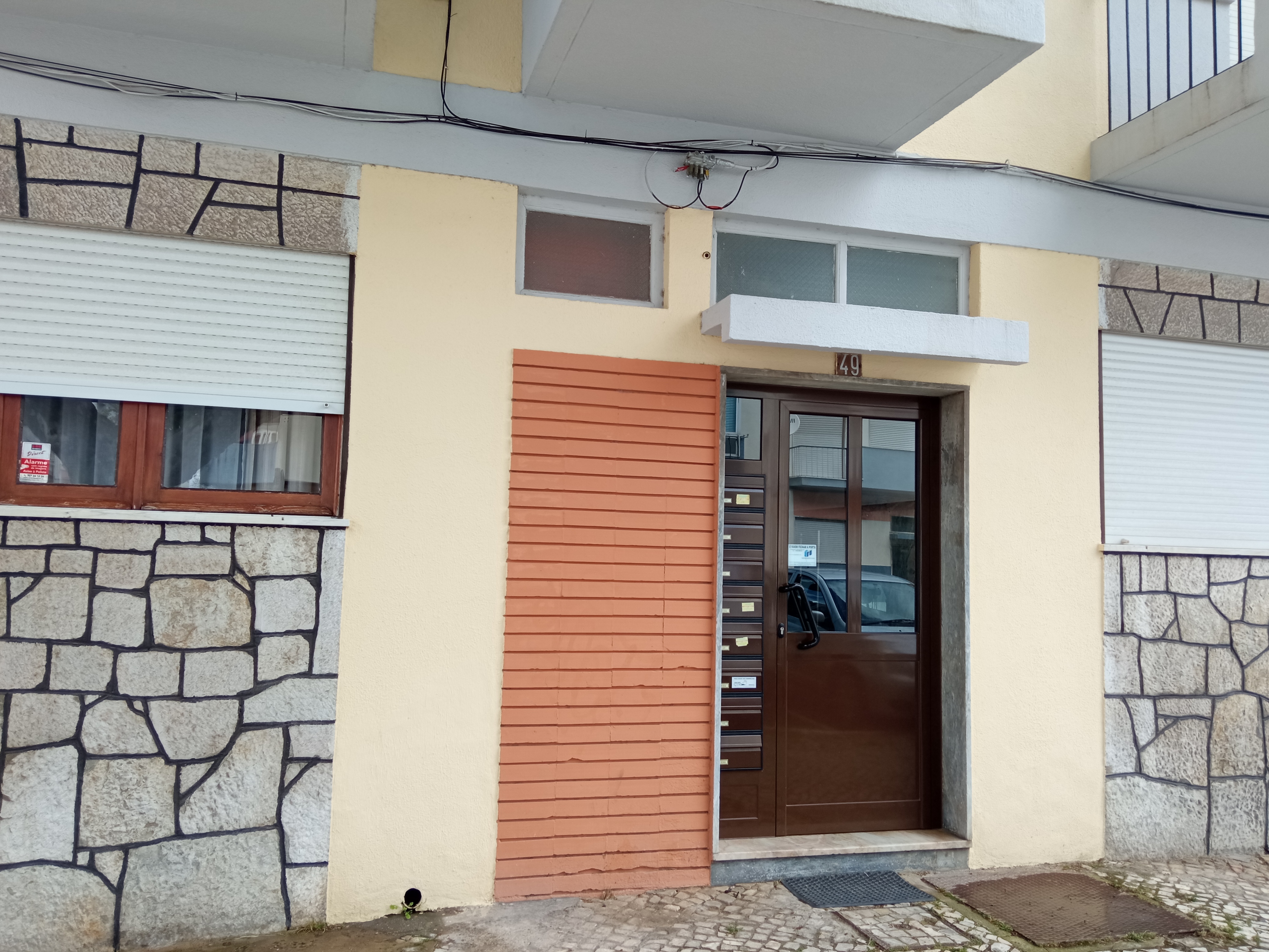💼 Investimento Barreiro | Imóvel Ocupado 📍 Barreiro, Setúbal | T2 | 64 m² | 3º Andar - Image 2