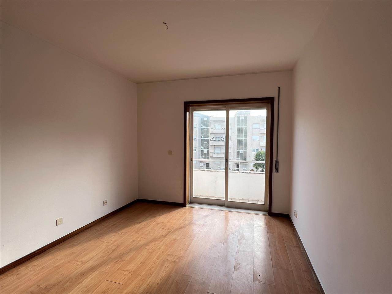 Apartamento T2 em Valongo com Varanda e Estacionamento - Image 8