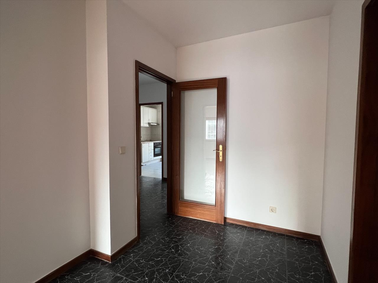 Apartamento T2 em Valongo com Varanda e Estacionamento - Image 7