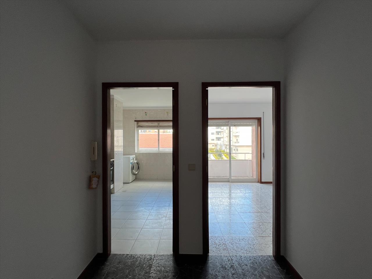 Apartamento T2 em Valongo com Varanda e Estacionamento - Image 12