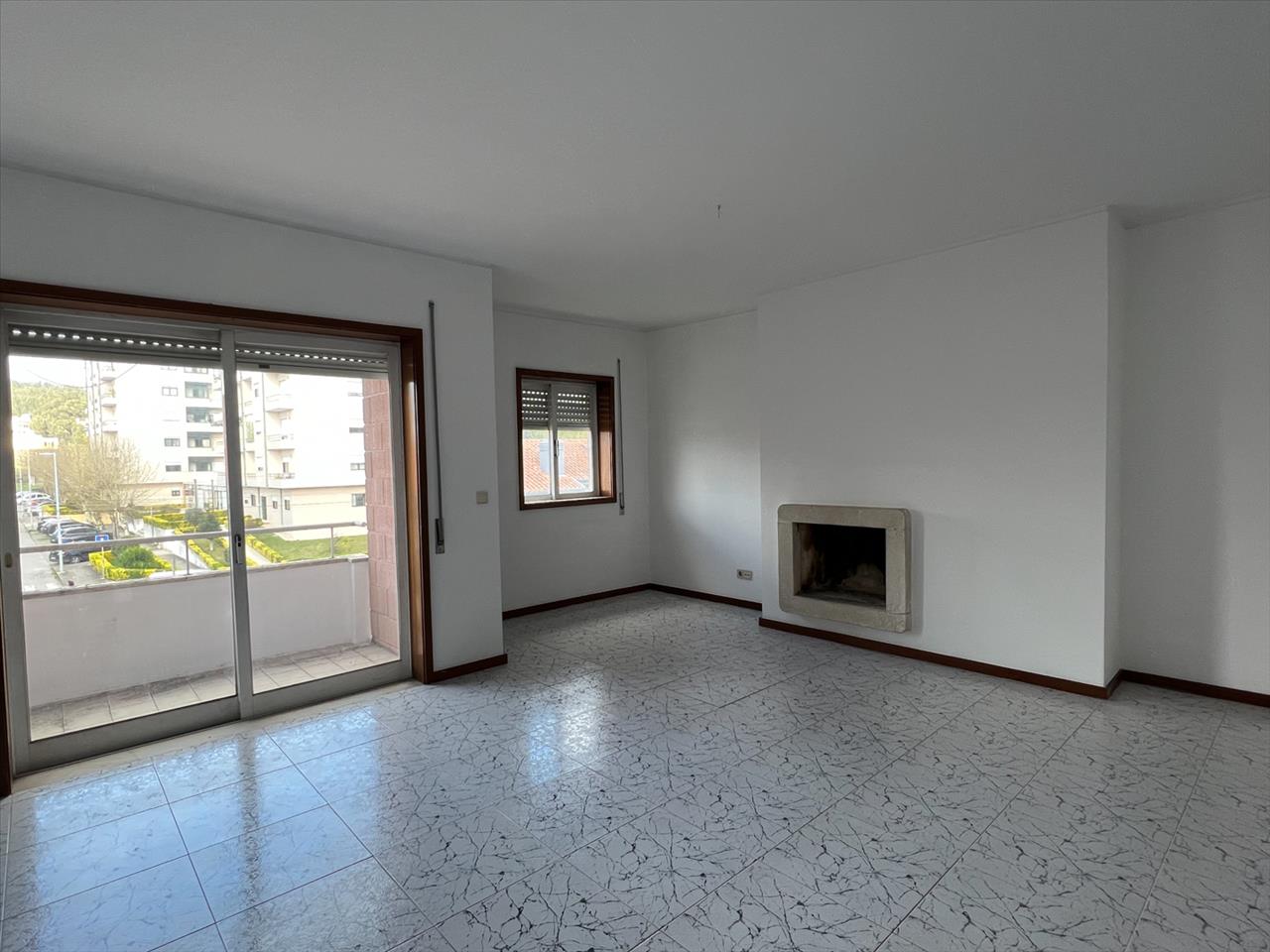 Apartamento T2 em Valongo com Varanda e Estacionamento - Image 1