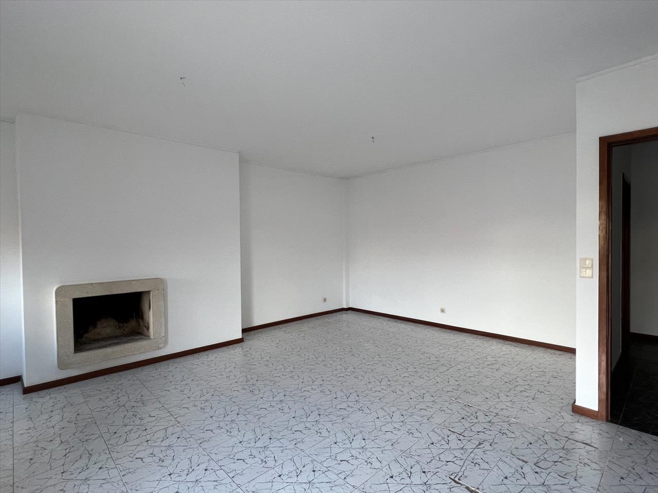 Apartamento T2 em Valongo com Varanda e Estacionamento - Image 3