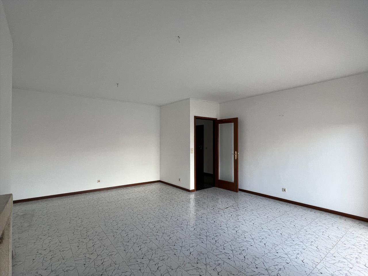 Apartamento T2 em Valongo com Varanda e Estacionamento - Image 2
