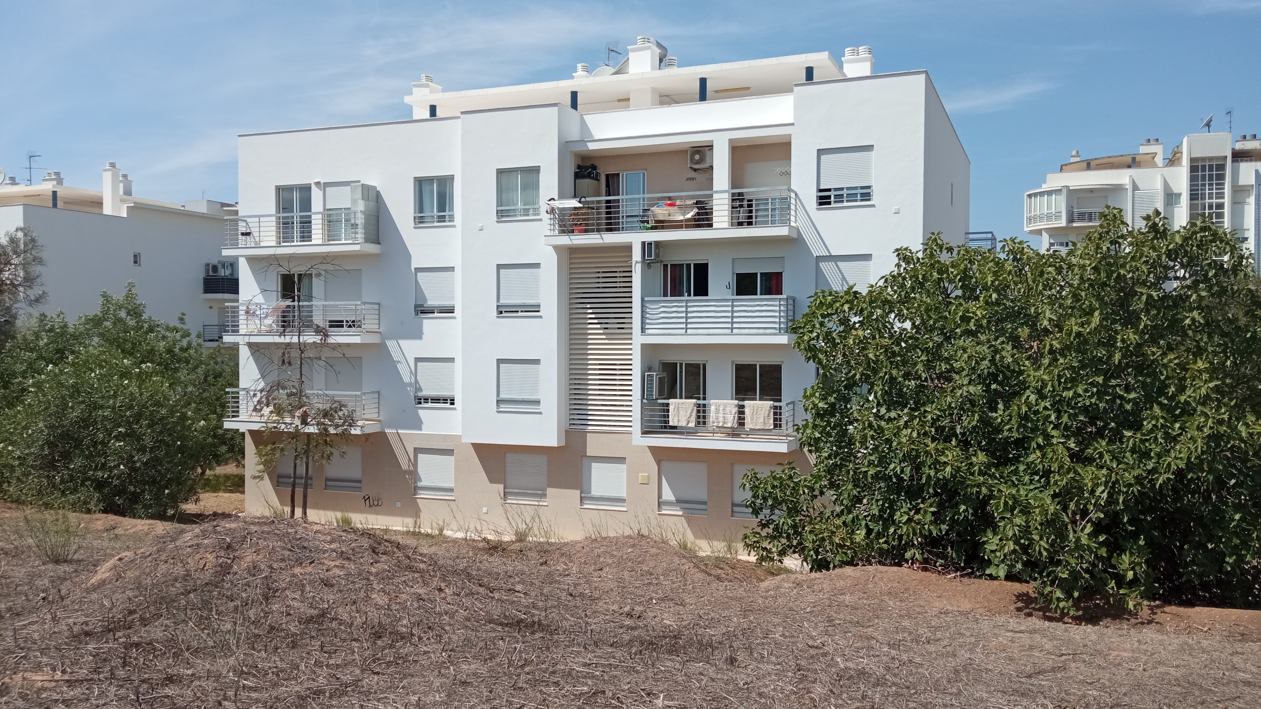 Apartamento T2 com Duas Casas de Banho e Garagem na Quinta de Betunes – Loulé - Image 20
