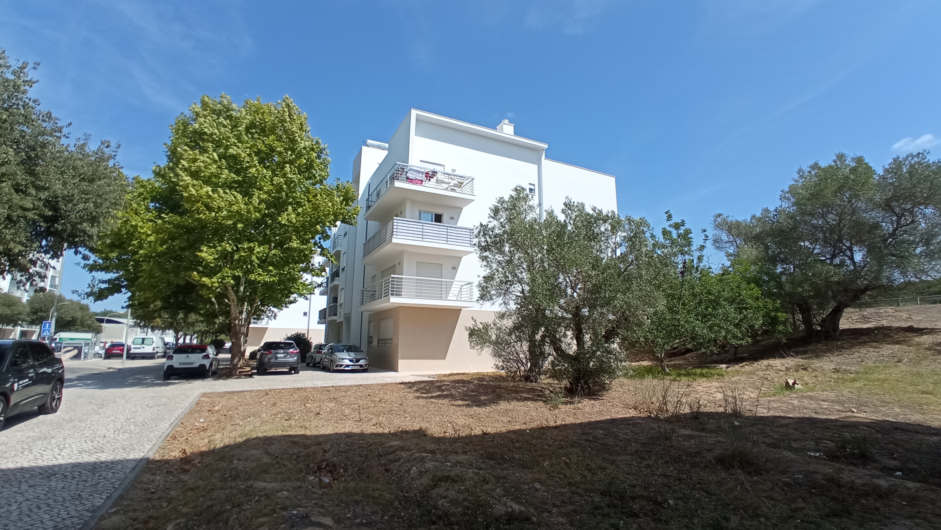 Apartamento T2 com Duas Casas de Banho e Garagem na Quinta de Betunes – Loulé - Image 15