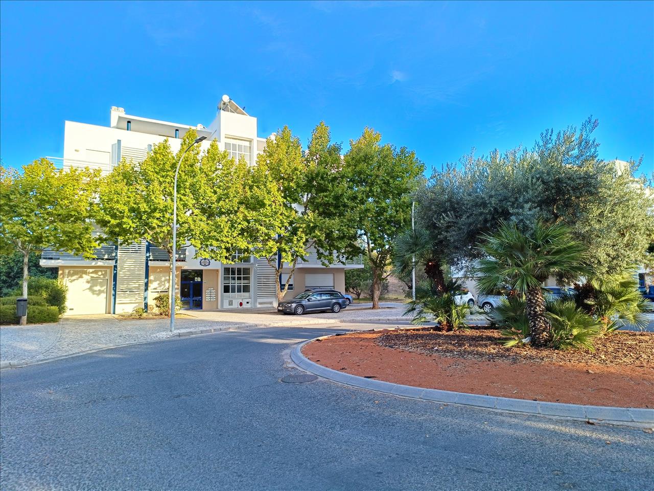 Apartamento T2 com Duas Casas de Banho e Garagem na Quinta de Betunes – Loulé - Image 1