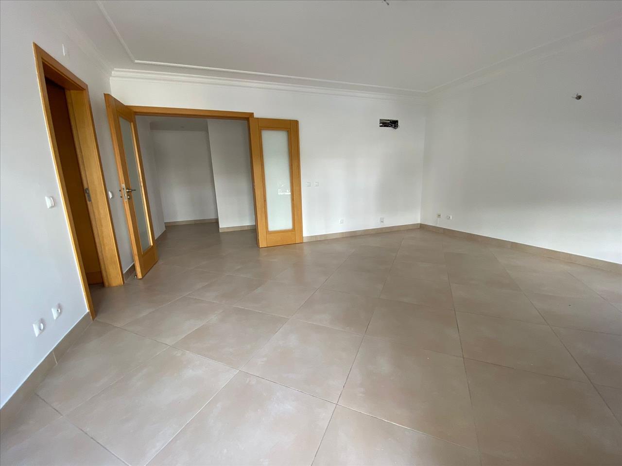 APARTAMENTO T2 COM 2 WC E VARANDA EM LOULÉ. - Image 3