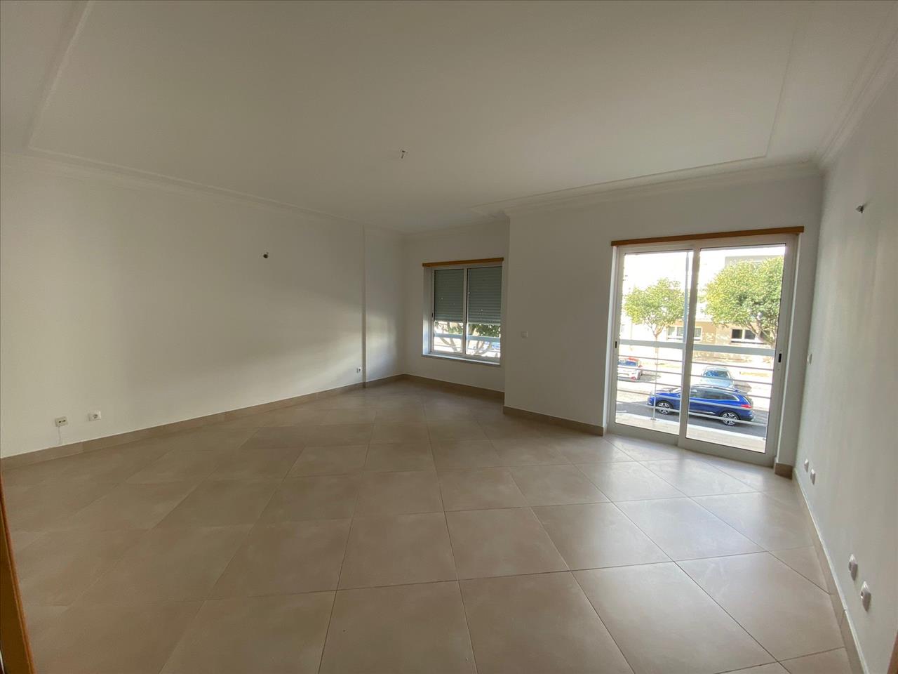 APARTAMENTO T2 COM 2 WC E VARANDA EM LOULÉ. - Image 4