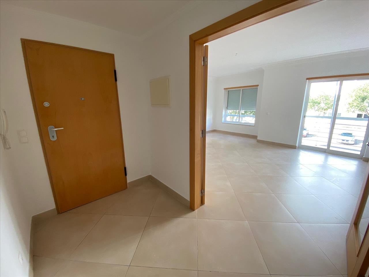 APARTAMENTO T2 COM 2 WC E VARANDA EM LOULÉ. - Image 2