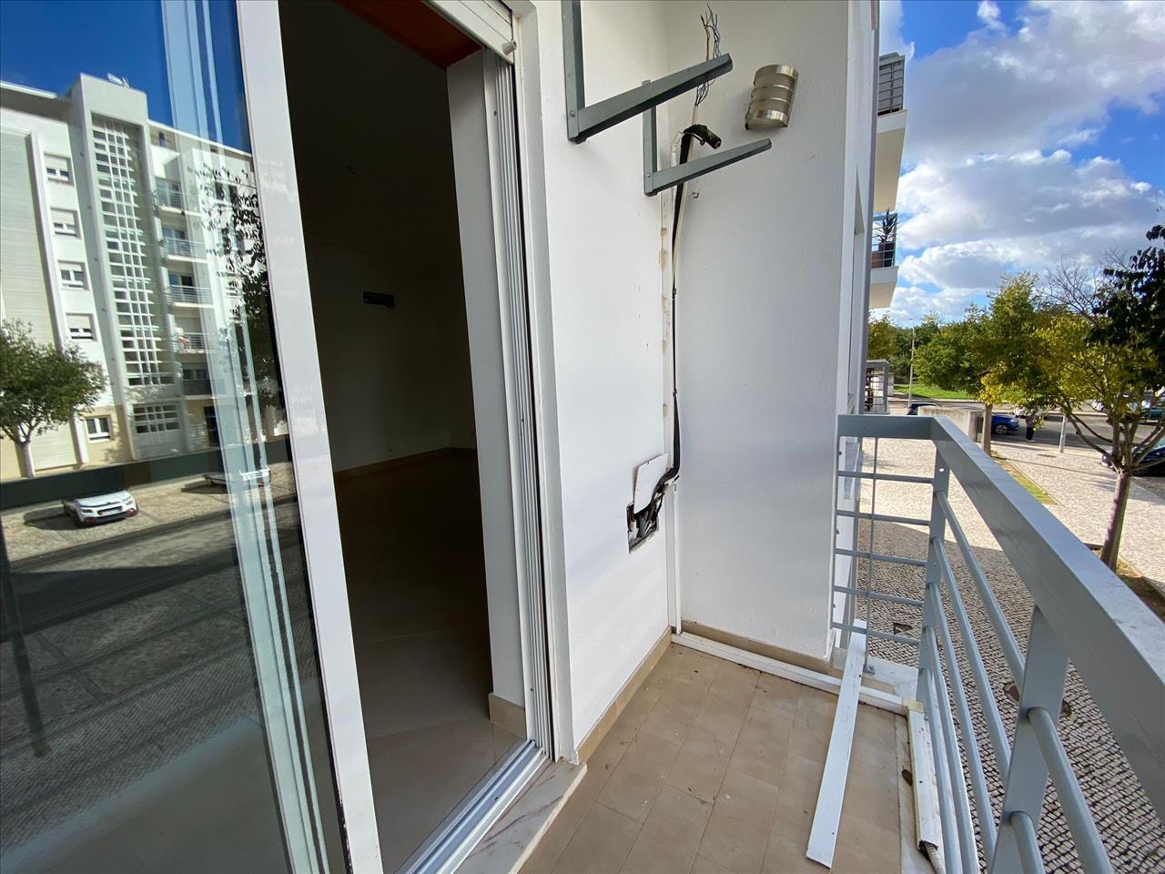 APARTAMENTO T2 COM 2 WC E VARANDA EM LOULÉ. - Image 11