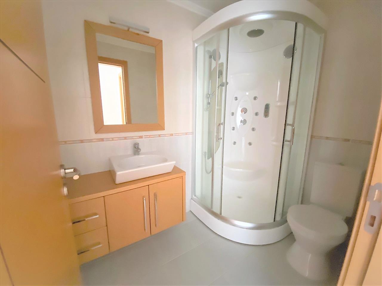 APARTAMENTO T2 COM 2 WC E VARANDA EM LOULÉ. - Image 13