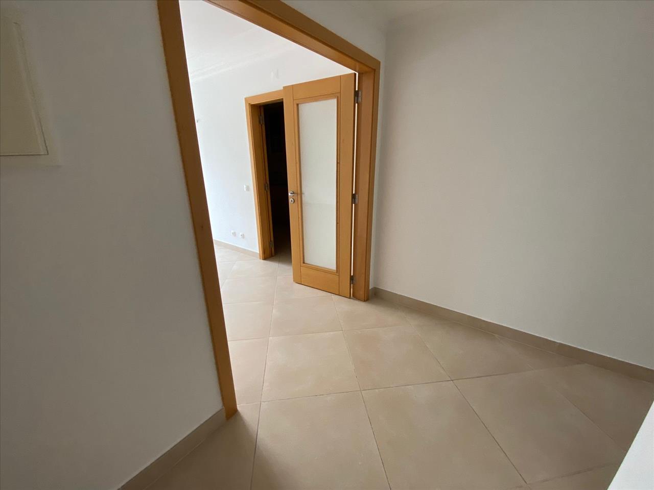 APARTAMENTO T2 COM 2 WC E VARANDA EM LOULÉ. - Image 5