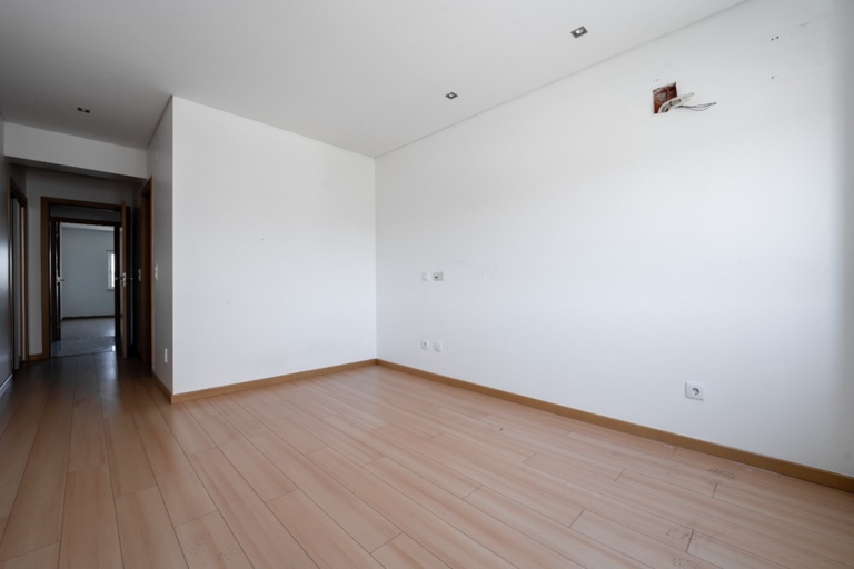 Apartamento T3 com estacionamento e arrecadação no Montijo - Image 12