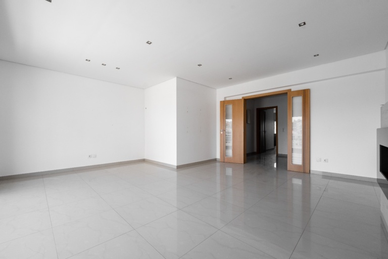 Apartamento T3 com estacionamento e arrecadação no Montijo - Image 5