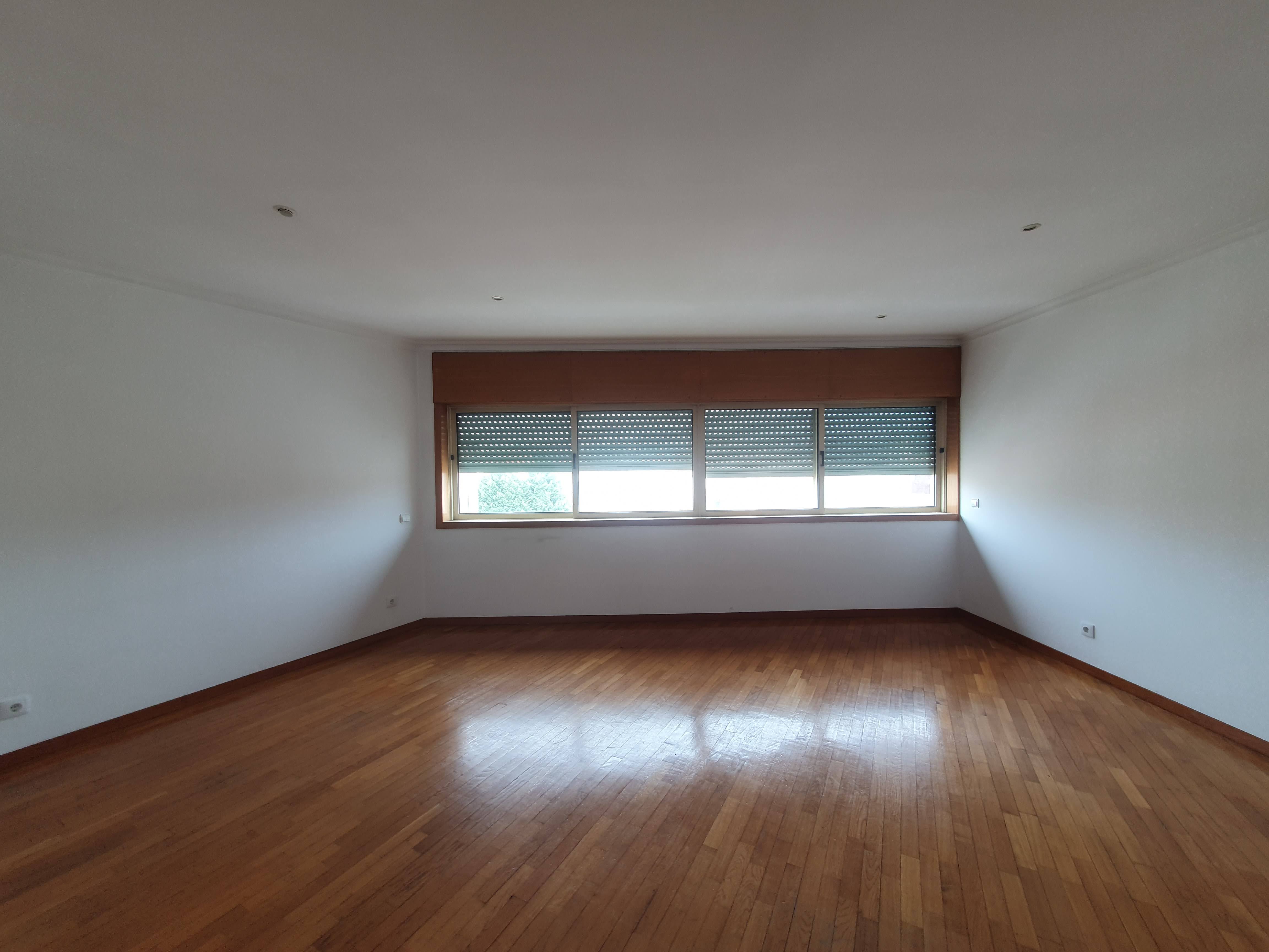 Moderno T3 com Varanda em Rio Tinto, Gondomar - Image 4