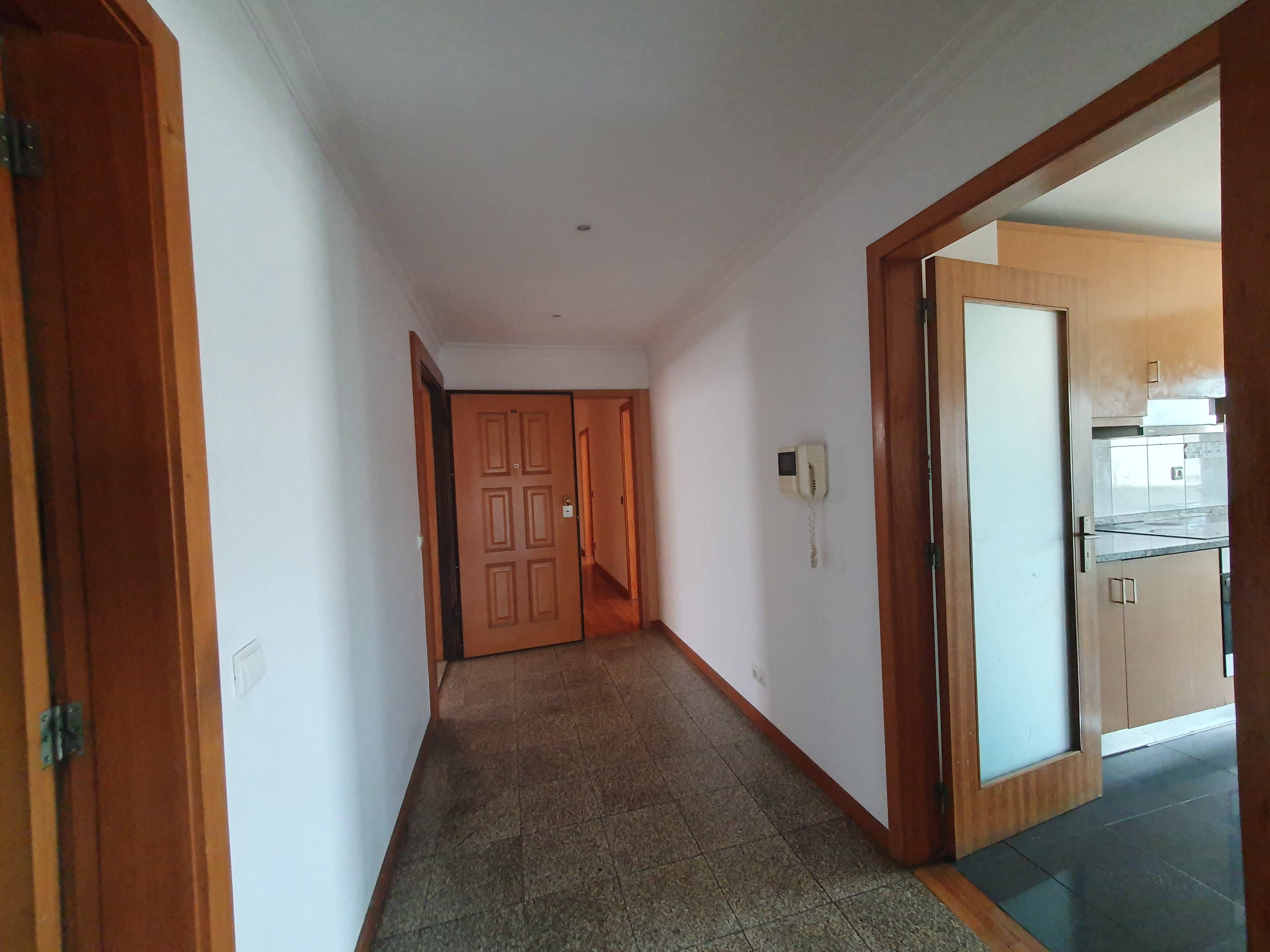 Moderno T3 com Varanda em Rio Tinto, Gondomar - Image 2