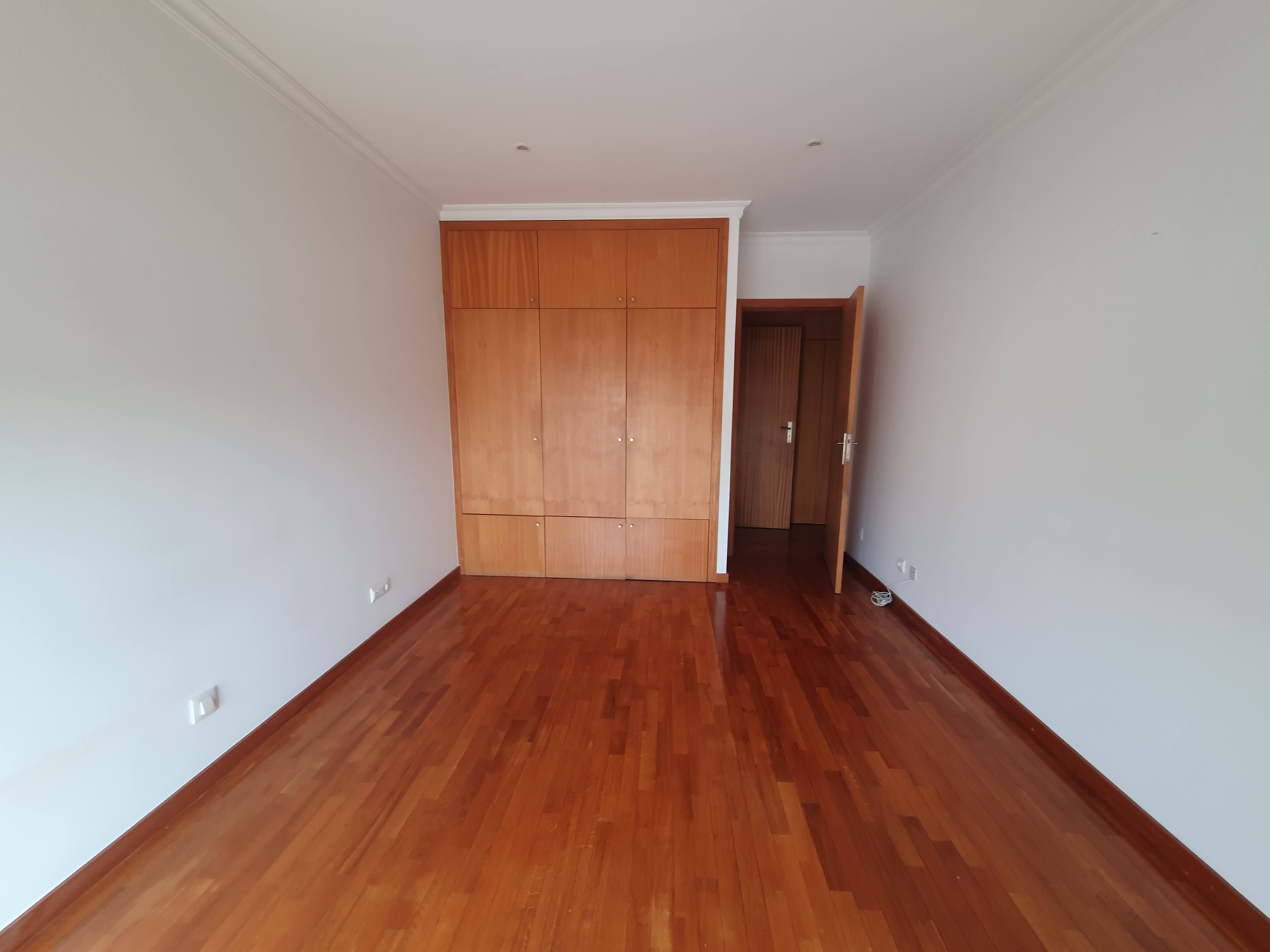 Moderno T3 com Varanda em Rio Tinto, Gondomar - Image 5