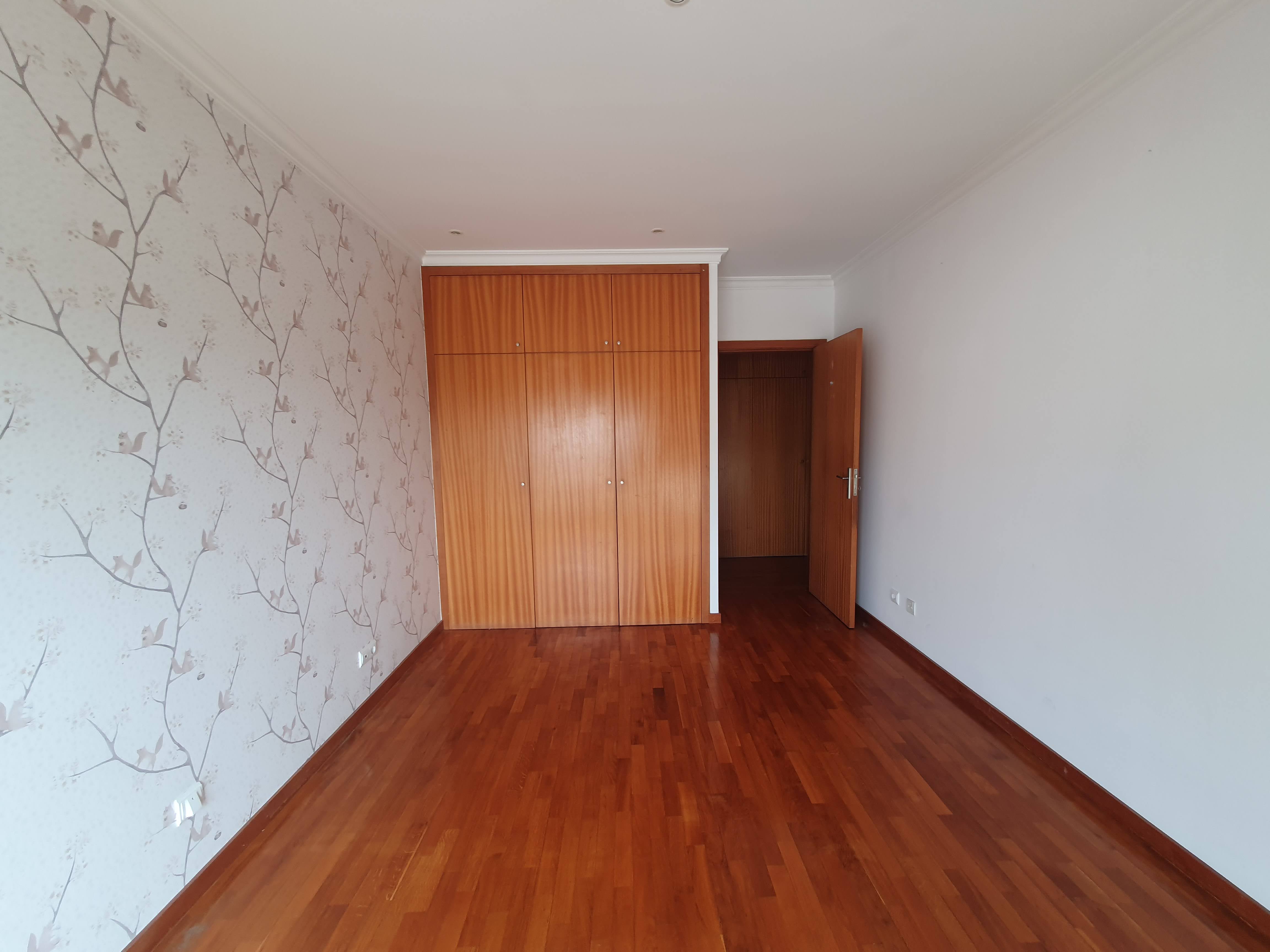 Moderno T3 com Varanda em Rio Tinto, Gondomar - Image 8