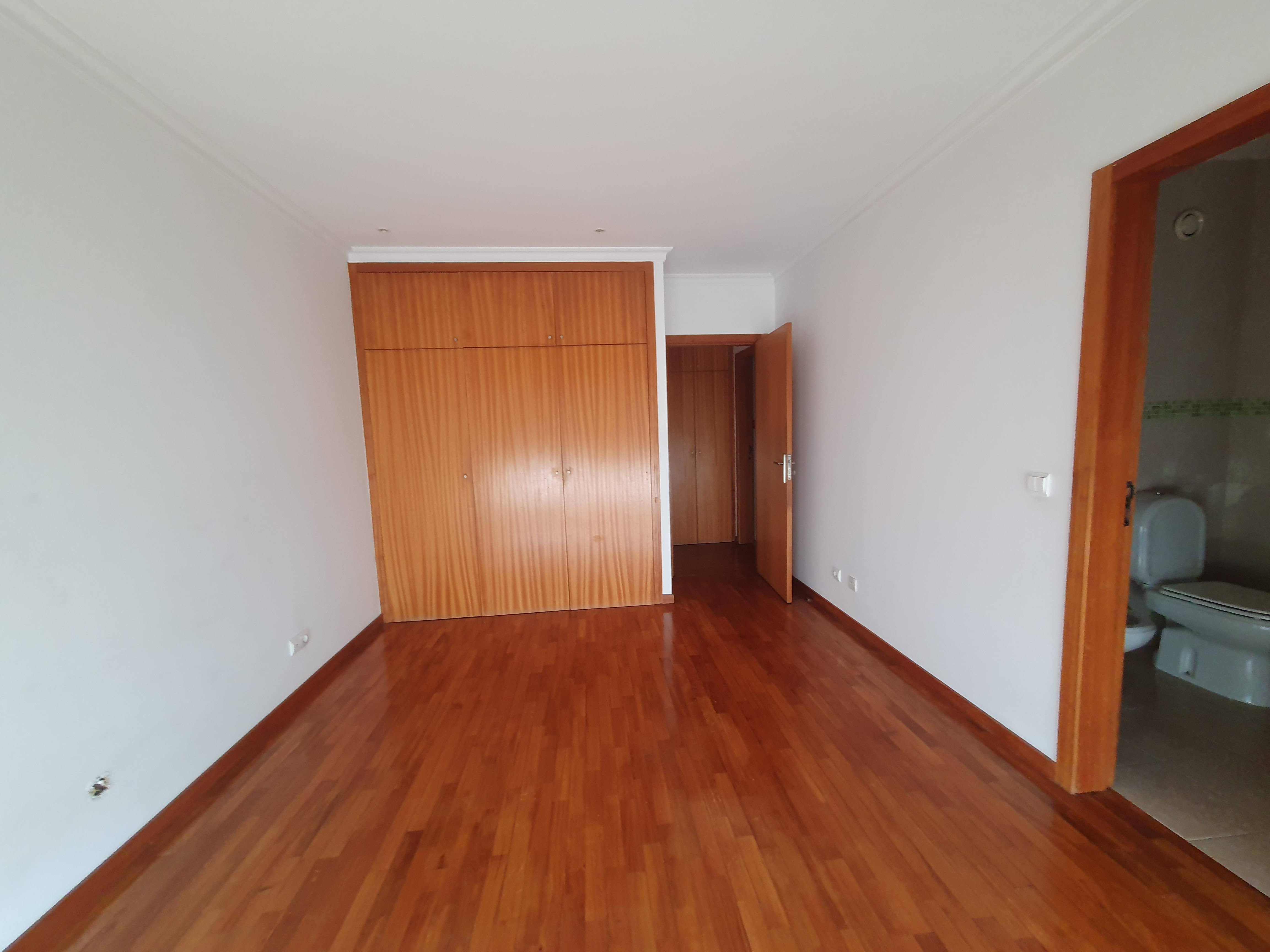 Moderno T3 com Varanda em Rio Tinto, Gondomar - Image 9