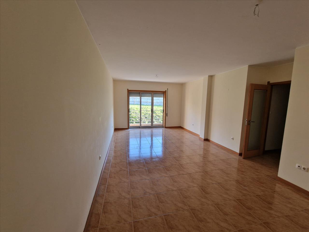 Apartamento T2 em Gondomar com Varanda e Estacionamento - Image 2