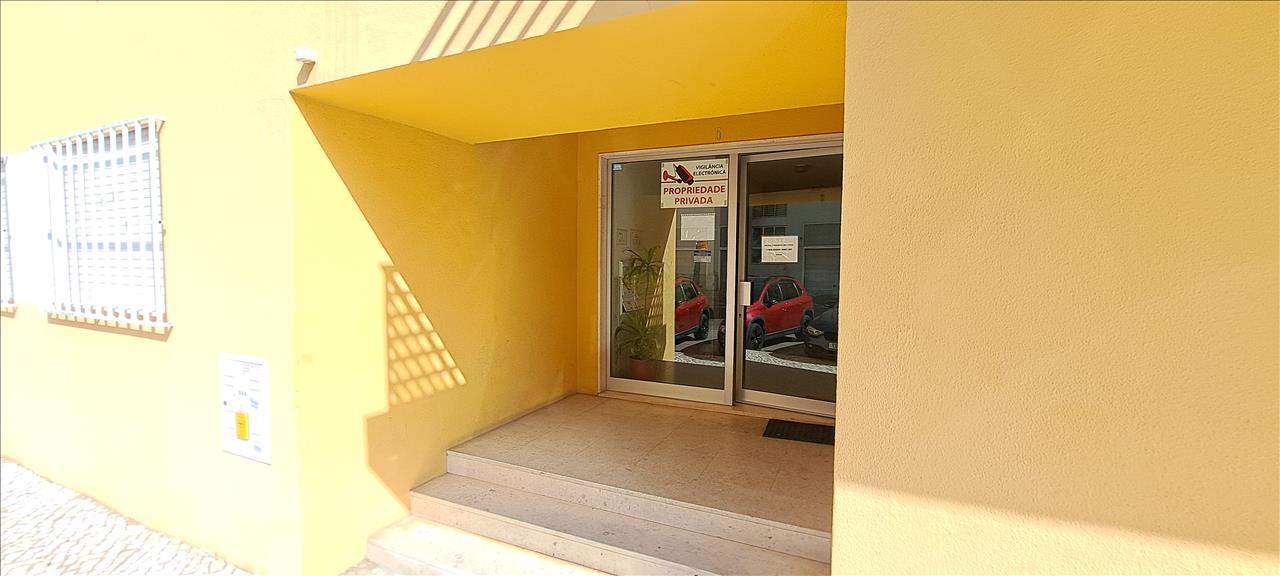 Espaçoso T4 para Recuperação em Setúbal com Estacionamento - Image 2