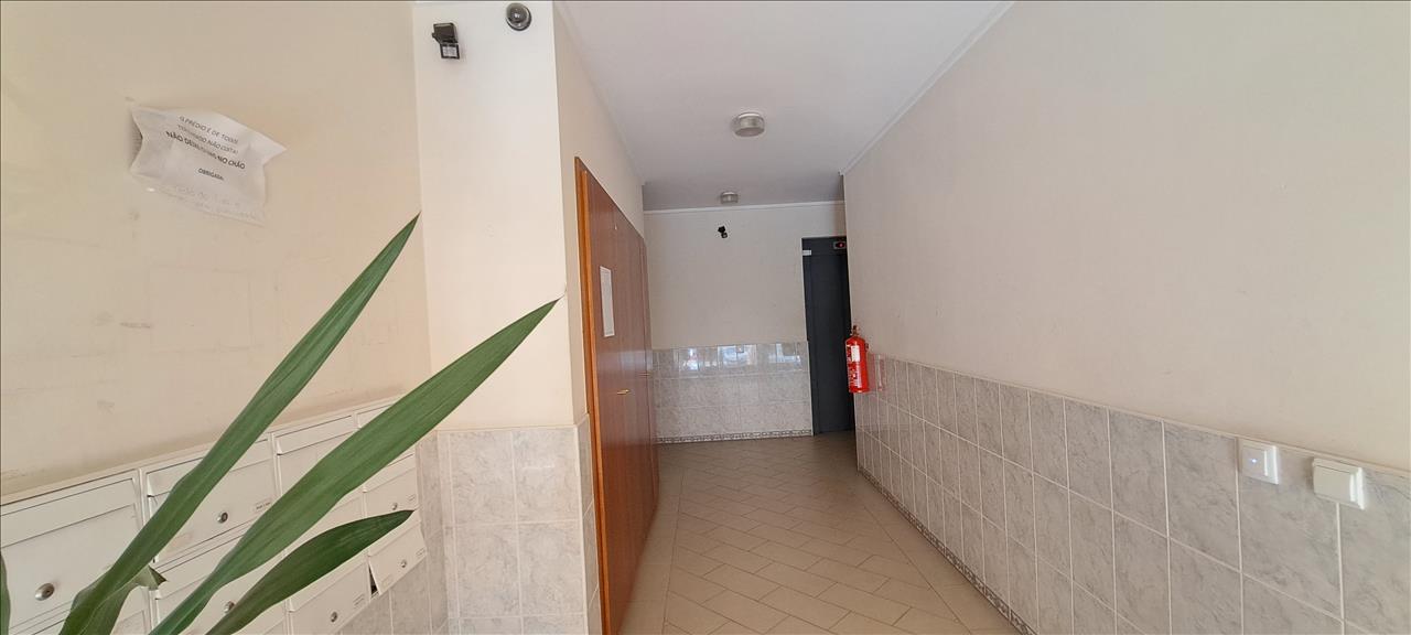 Espaçoso T4 para Recuperação em Setúbal com Estacionamento - Image 3