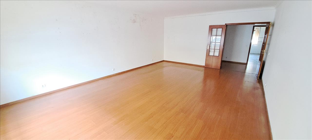 Espaçoso T4 para Recuperação em Setúbal com Estacionamento - Image 6