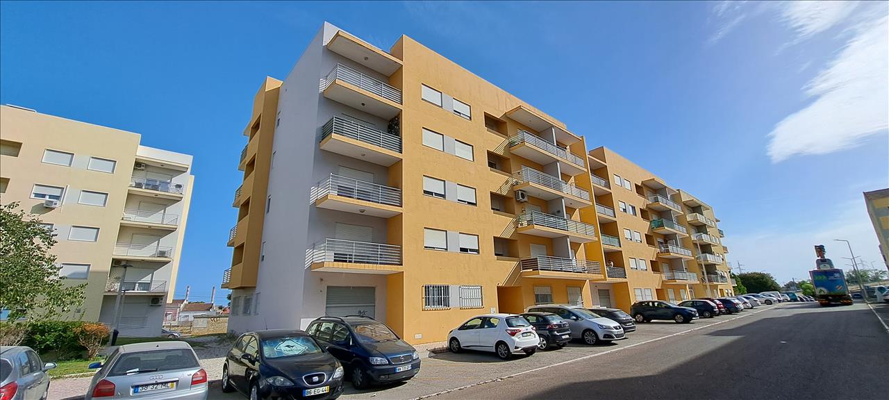 Espaçoso T4 para Recuperação em Setúbal com Estacionamento - Image 1