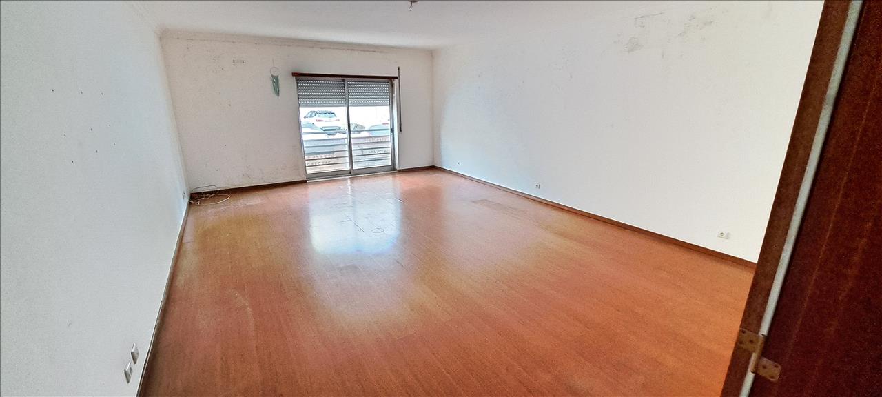 Espaçoso T4 para Recuperação em Setúbal com Estacionamento - Image 5