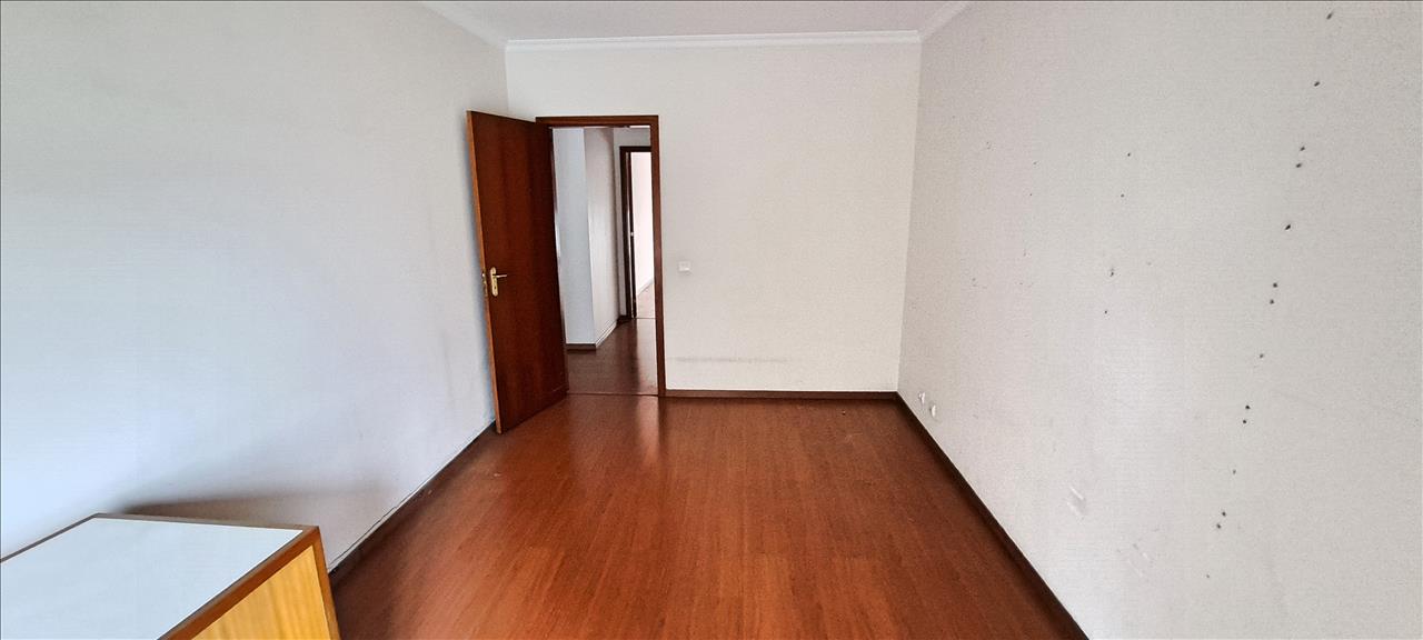 Espaçoso T4 para Recuperação em Setúbal com Estacionamento - Image 10