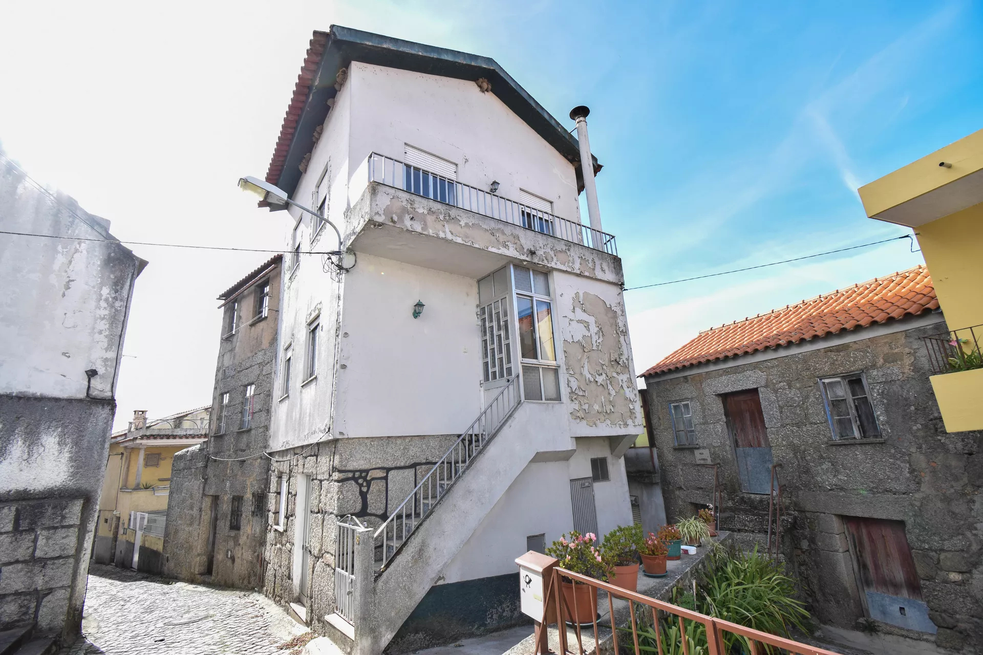 Moradia para Remodelar - Nogueira do Cravo - Image 1