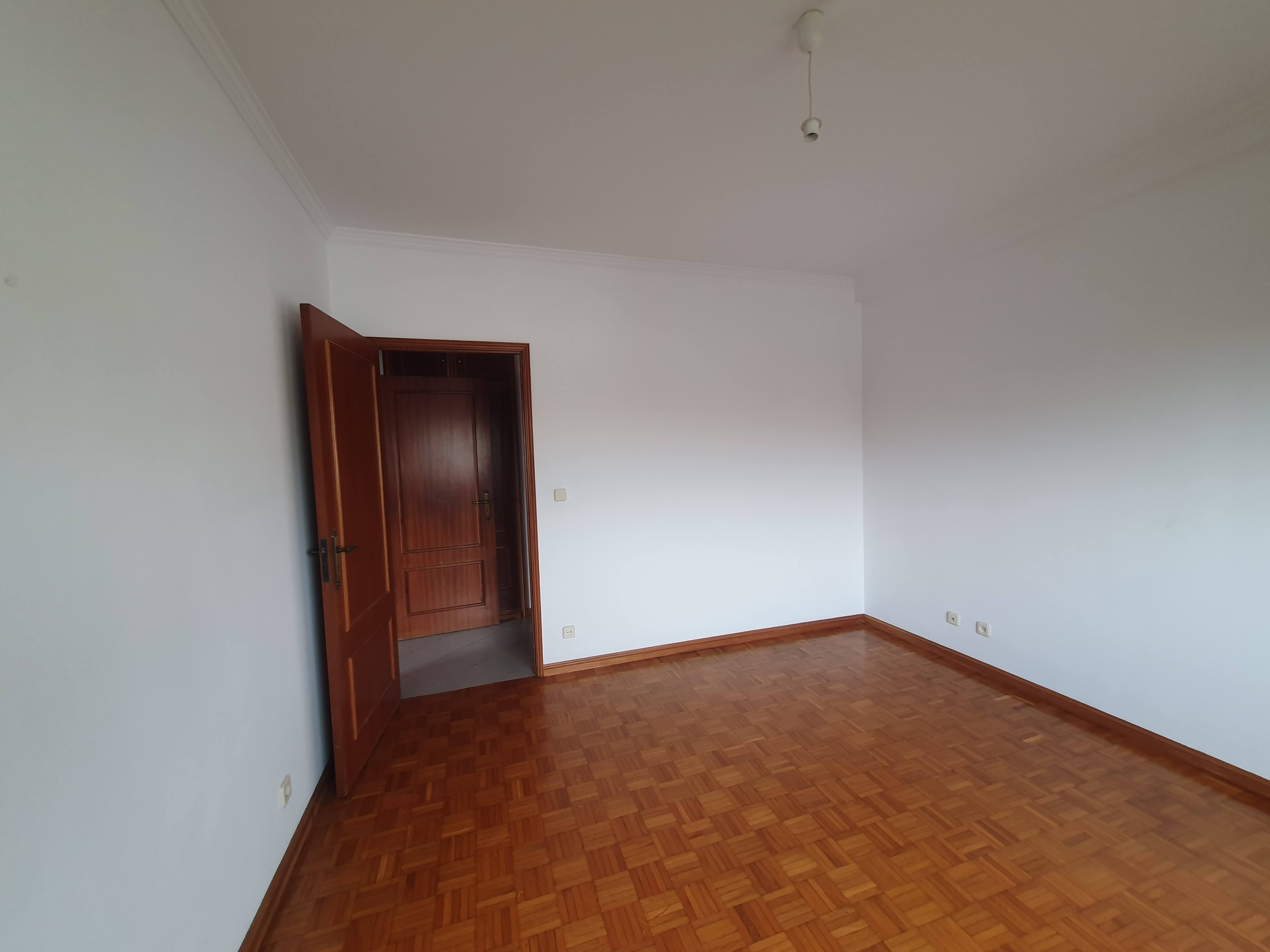 Apartamento T1 em  Rio Tinto - Rua das Cavadas - Image 2
