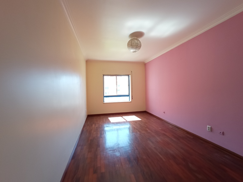 T3 com Lareira, Arrecadação e 164m² Totais – Rua Maria Lamas, Moita - Image 6