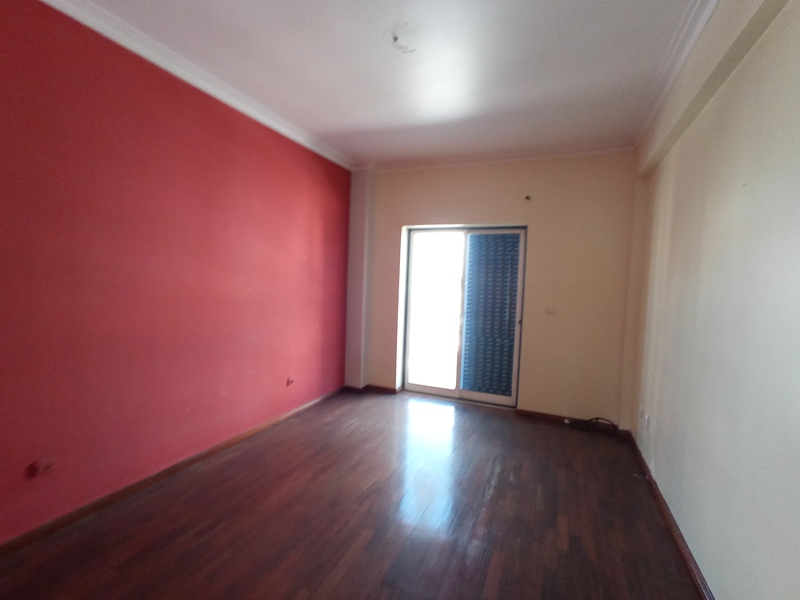  T3 com Lareira, Arrecadação e 164m² Totais – Rua Maria Lamas, Moita - Image 4