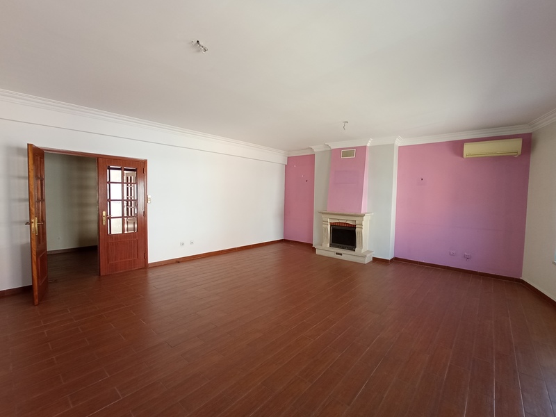  T3 com Lareira, Arrecadação e 164m² Totais – Rua Maria Lamas, Moita - Image 3