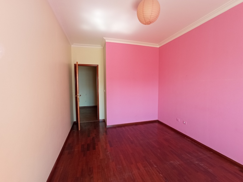  T3 com Lareira, Arrecadação e 164m² Totais – Rua Maria Lamas, Moita - Image 9
