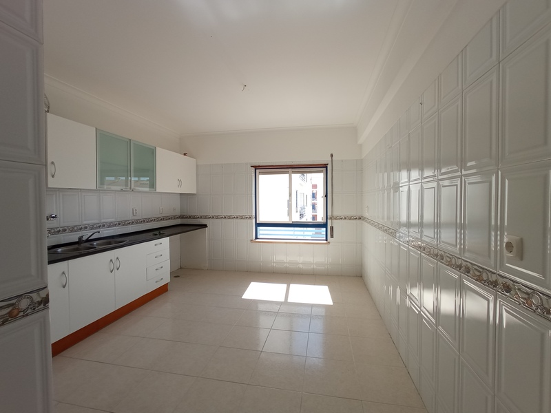  T3 com Lareira, Arrecadação e 164m² Totais – Rua Maria Lamas, Moita - Image 12